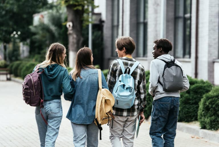 4 skolebørn på vej til skole