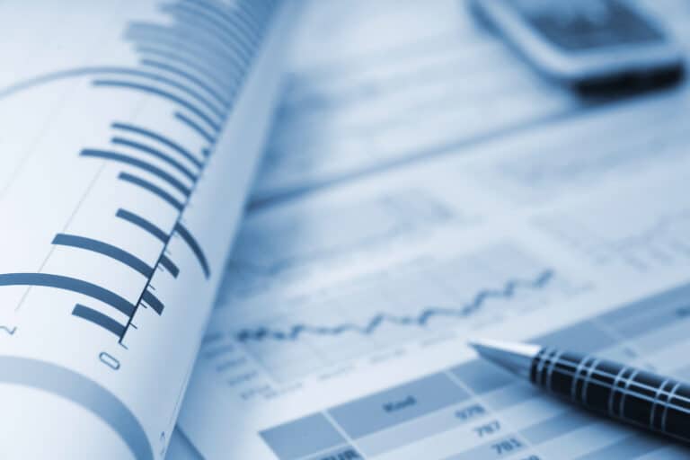 Pen på papir af regnskab