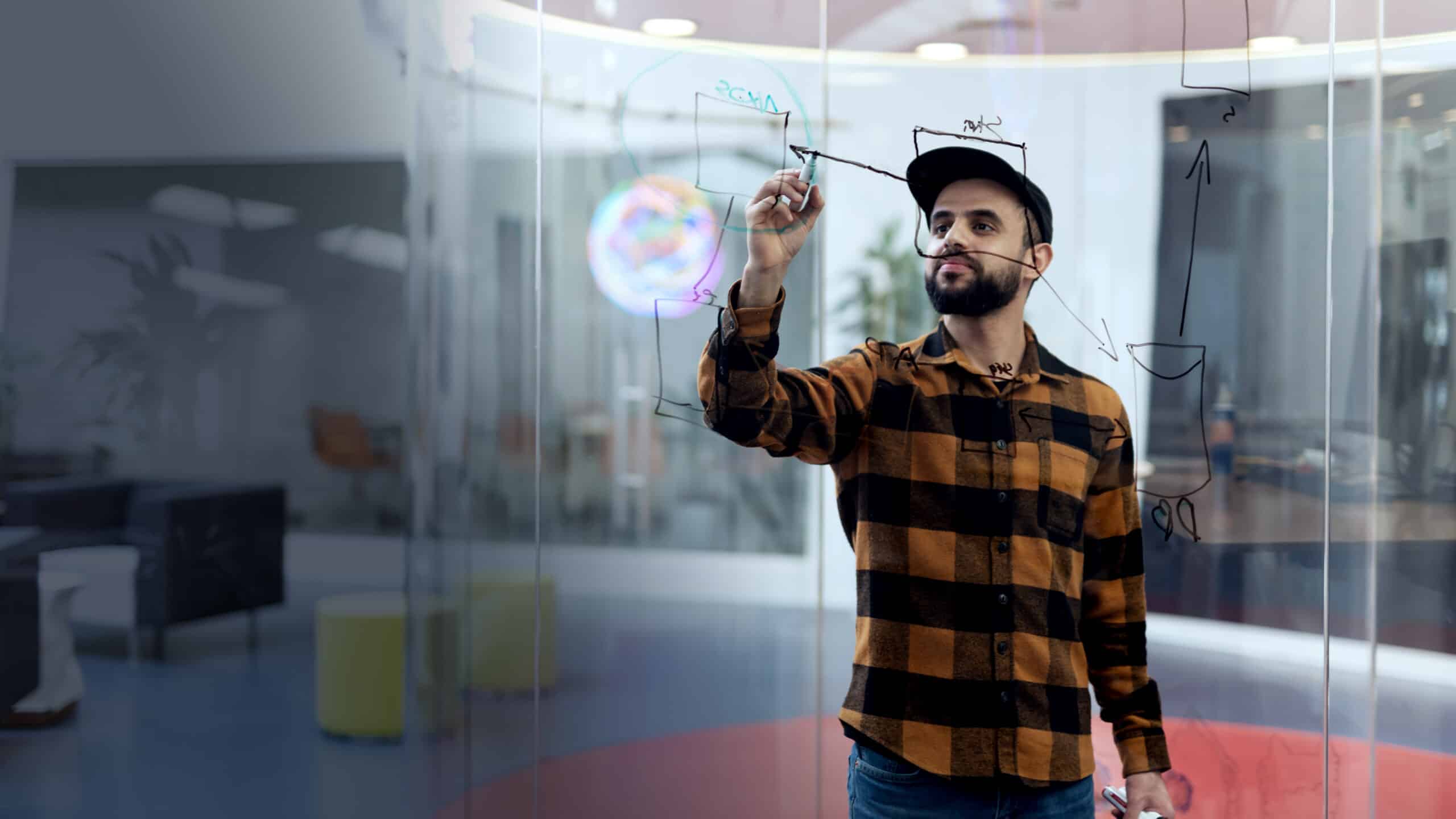 Person skriver på rude