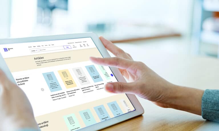 Online artikler på en tablet.
