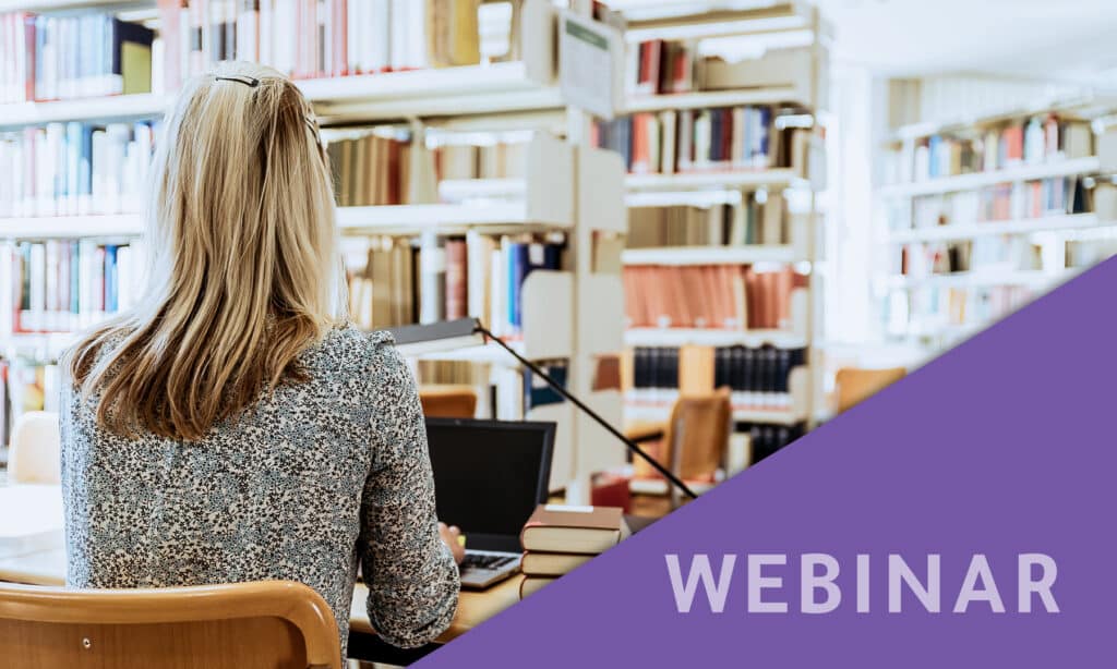 Bibliotekar ved computer