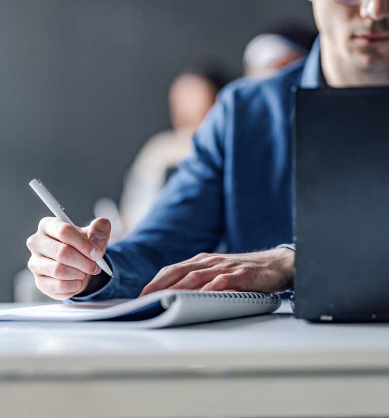 Studerende der skriver